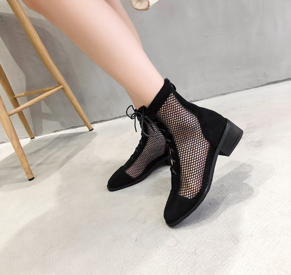 Мрежести дамски боти или ботуши с връзки