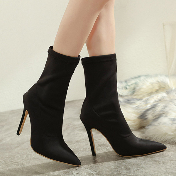 Дамски велурени боти с висок 12.5 см ток в черен цвят 