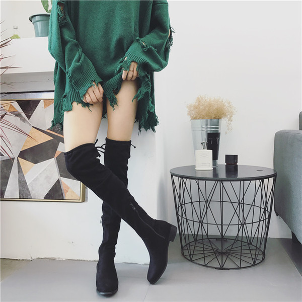 Дълги дамски ботуши с равна подметка и връзки