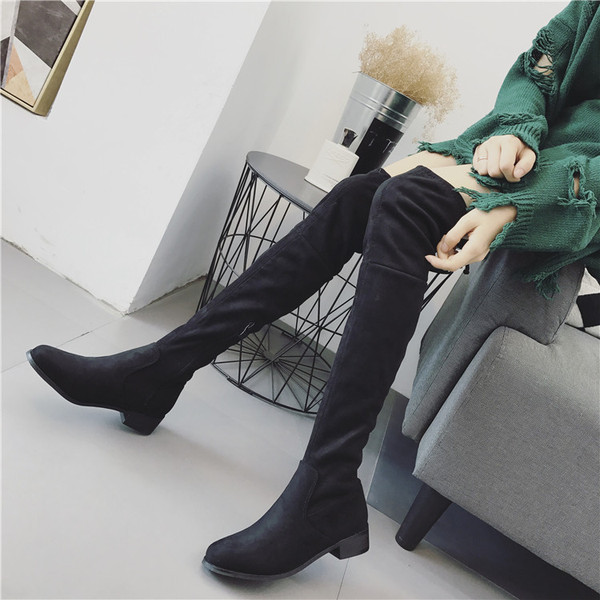 Дълги дамски ботуши с равна подметка и връзки