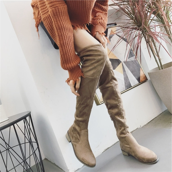 Дълги дамски ботуши с равна подметка и връзки