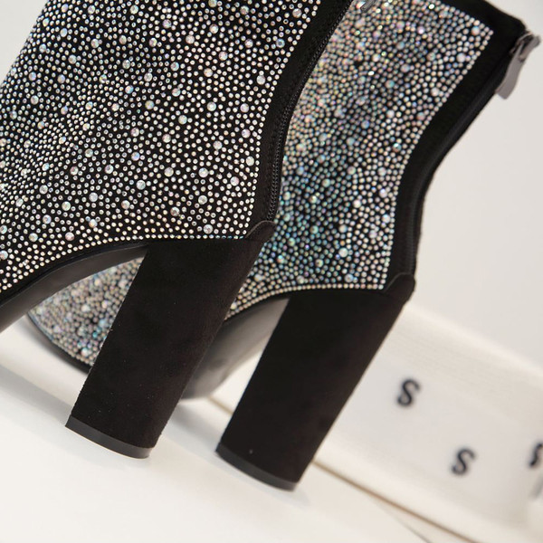 Актуални дамски боти с камъни и дебел ток