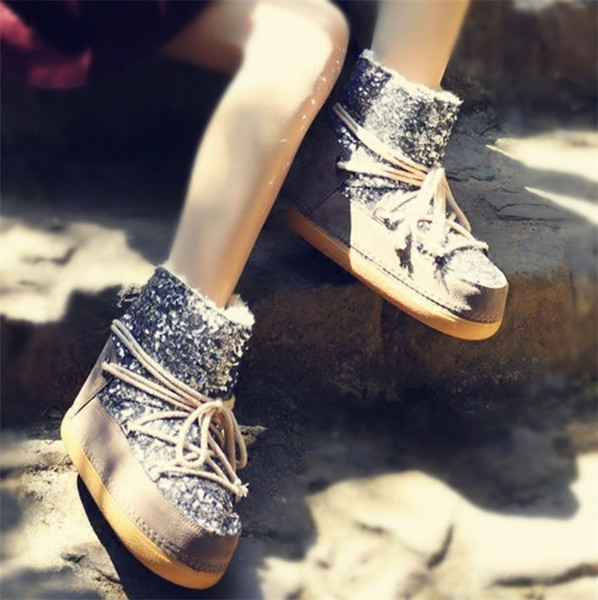 Модерни дамски боти с връзки и лъскав елемент 