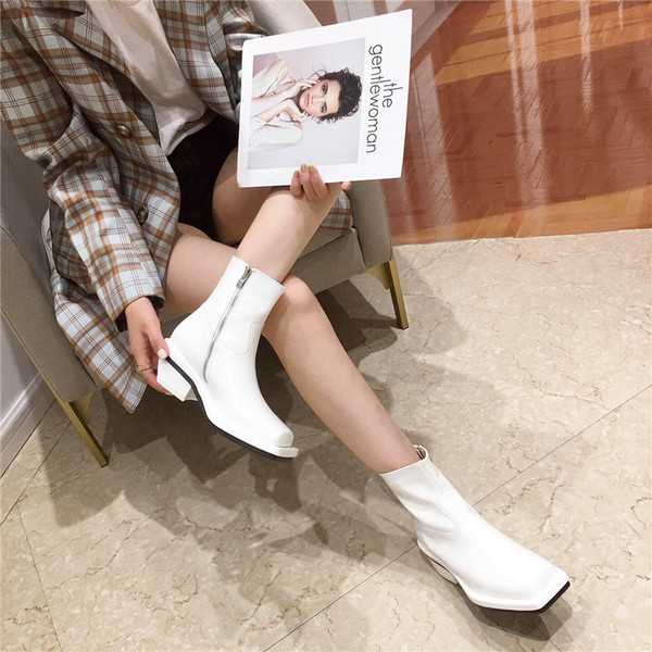 Нов модел дамски боти от еко кожа с дебел ток