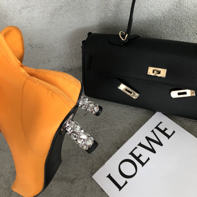 Нов модел дамски боти с камъни на тока