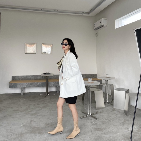 Нов модел дамски боти с камъни на тока