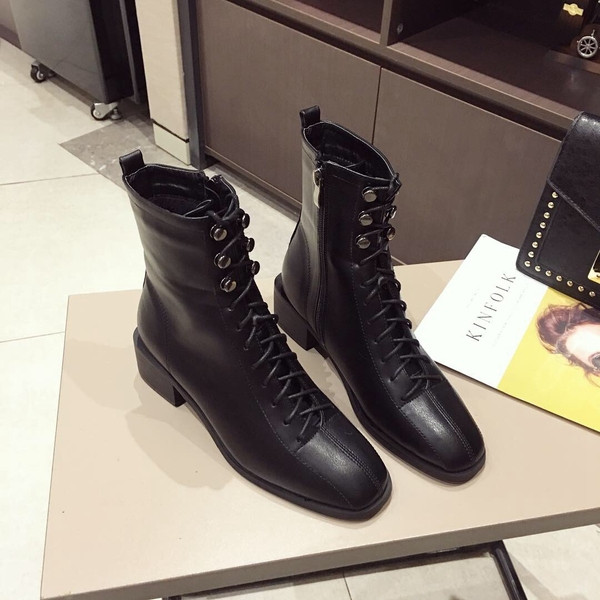 Дамски модерни боти от еко кожа с равна подметка и връзки 