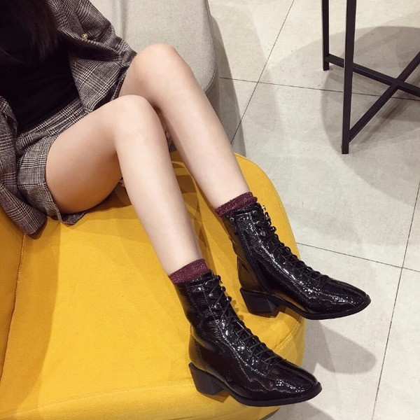 Дамски модерни боти от еко кожа с равна подметка и връзки 