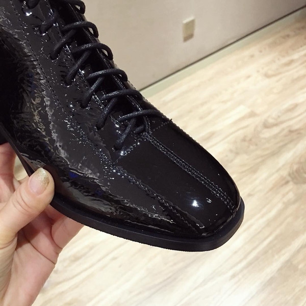 Дамски модерни боти от еко кожа с равна подметка и връзки 