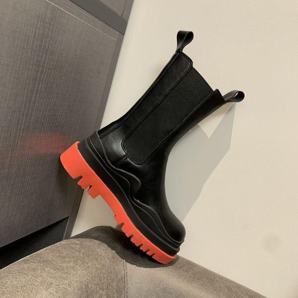 Черни дамски боти от еко кожа с цветна подметка