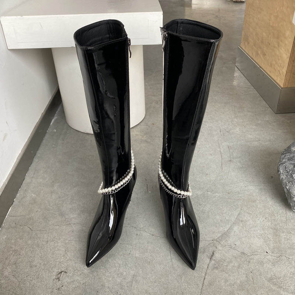 Стилни дамски лачени  ботуши с перли 