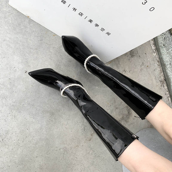 Стилни дамски лачени  ботуши с перли 