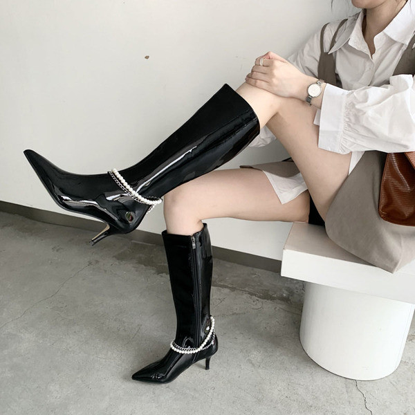 Стилни дамски лачени  ботуши с перли 