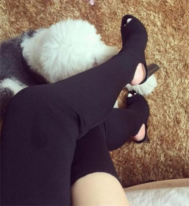 Нов модел дамски ботуши с отворени части и висок ток