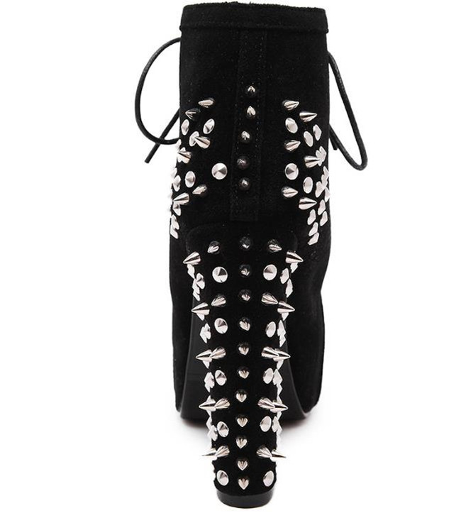 Дамски модерни боти с висок ток и метални елементи