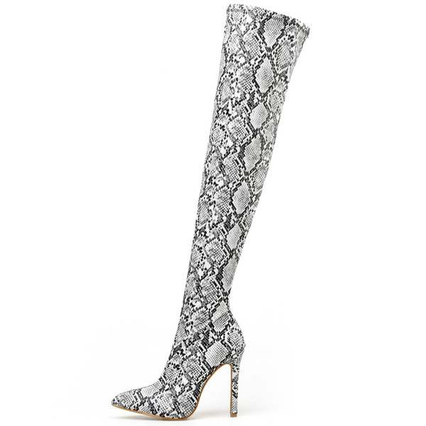 Стилни дамски ботуши със змийски принт и тънък ток