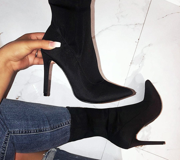 Модерни дамски заострени ботуши с тънък ток
