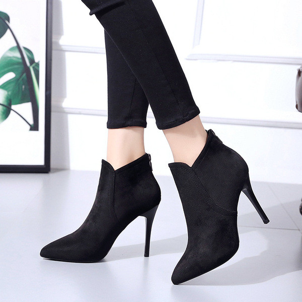 Актуални дамски боти от еко велур с висок ток