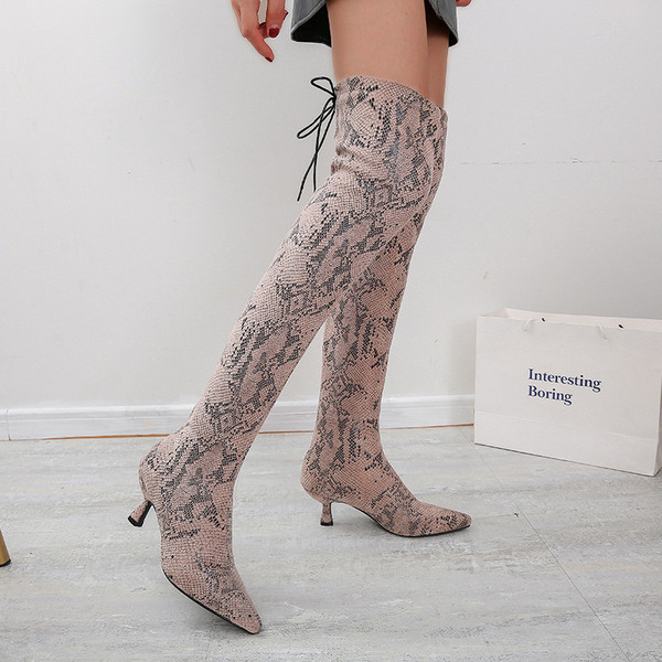 Нов модел дамски ботуши с дължина над коляното 