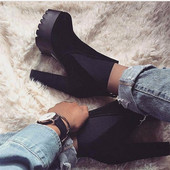 Дамски боти в черен цвят от еко велур с дебел ток