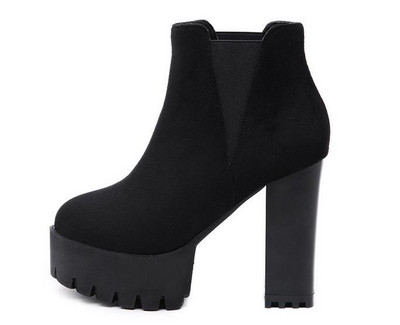 Дамски боти в черен цвят от еко велур с дебел ток