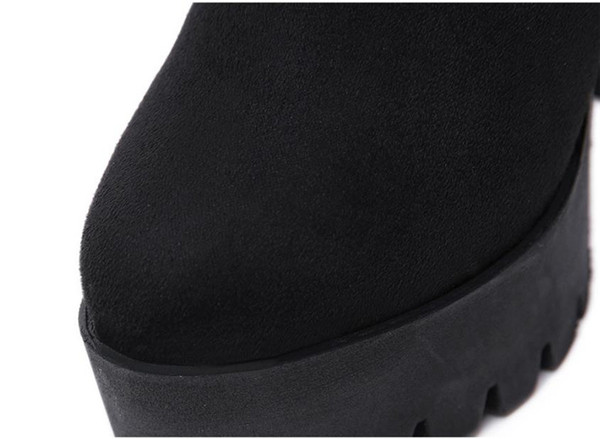 Дамски боти в черен цвят от еко велур с дебел ток