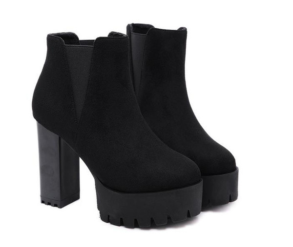 Дамски боти в черен цвят от еко велур с дебел ток