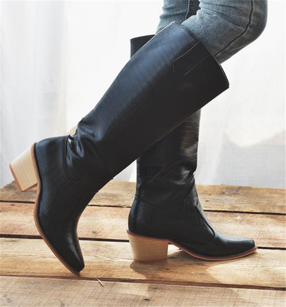 Дамски ботуши от еко кожа заострен модел с висок ток 