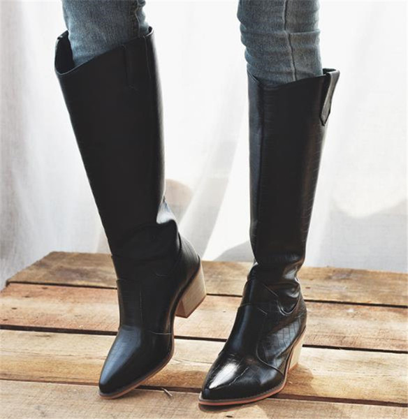 Дамски ботуши от еко кожа заострен модел с висок ток 