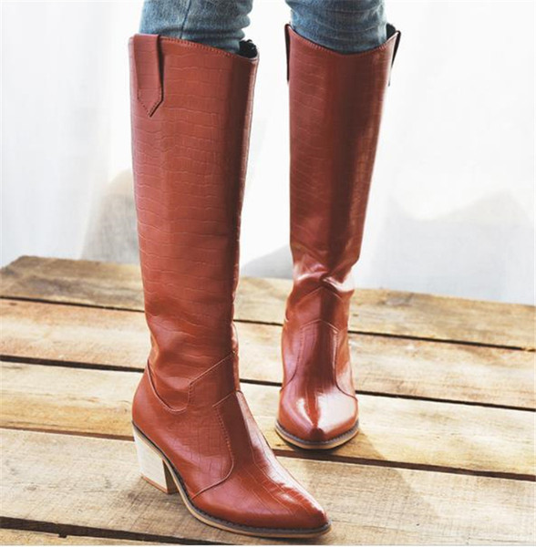 Дамски ботуши от еко кожа заострен модел с висок ток 