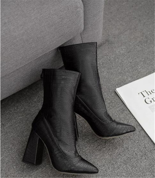 Стилни черни дамски боти с дебел ток