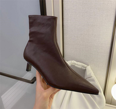 Дамски кожени боти заострен модел 