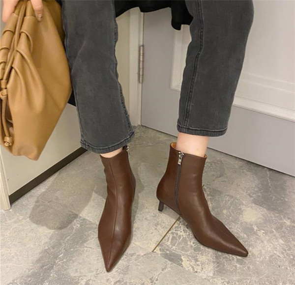 Дамски кожени боти заострен модел 