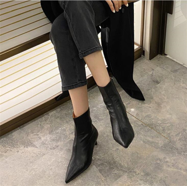 Дамски кожени боти заострен модел 