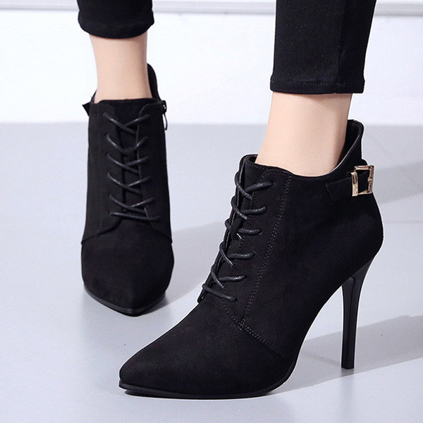 Модерни дамски боти с катарама и връзки 