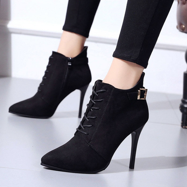 Модерни дамски боти с катарама и връзки 