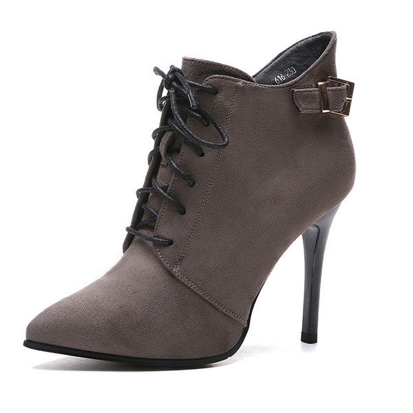 Модерни дамски боти с катарама и връзки 