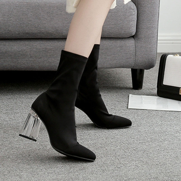 Нов модел дамски боти с дебел ток -в черен цвят