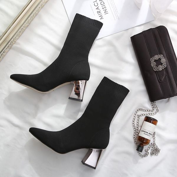 Модерни дамски боти в черен цвят с метален ток