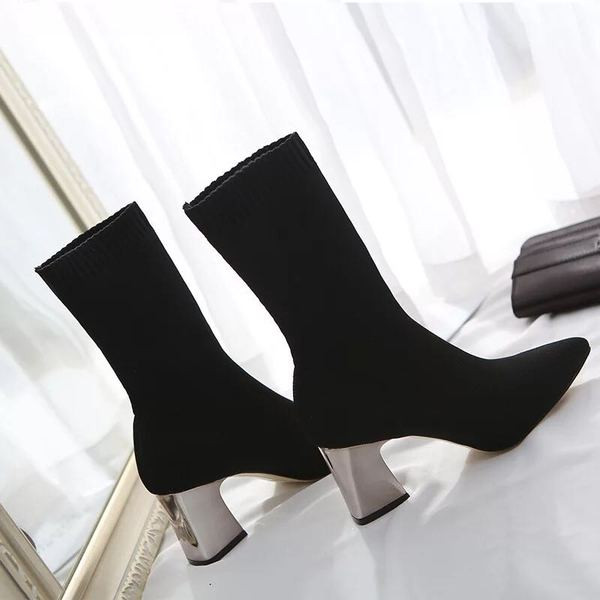 Модерни дамски боти в черен цвят с метален ток