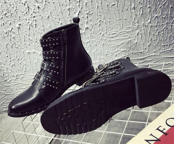 Ежедневни дамски боти с капси и катарама -равна подметка