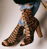 Модерни дамски боти с леопардов десен и връзки