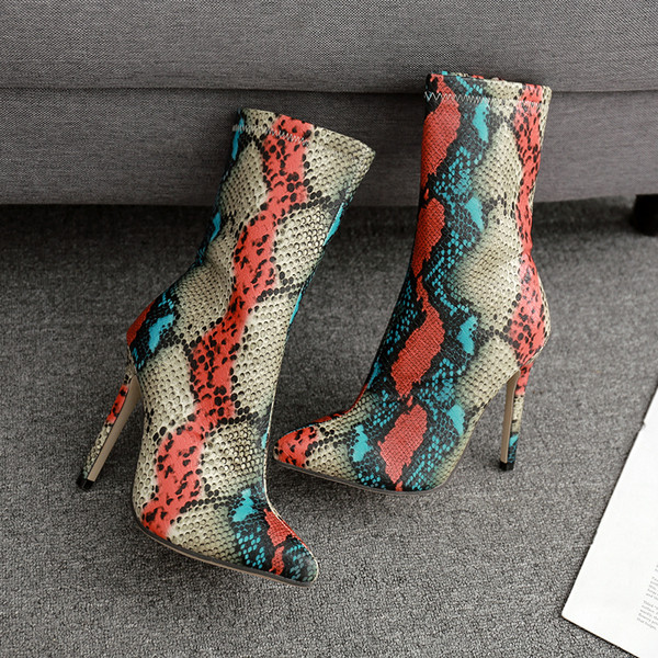 Модерни дамски боти със змийски принт и висок ток