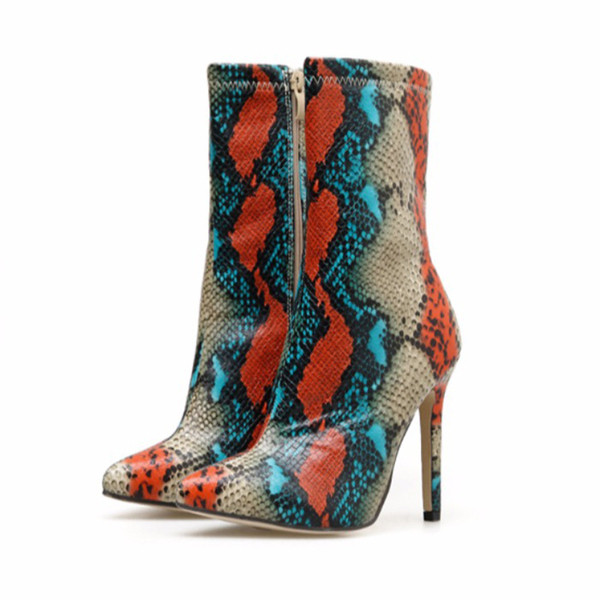 Модерни дамски боти със змийски принт и висок ток