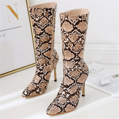Актуални дамски ботуши заострен модел с висок ток