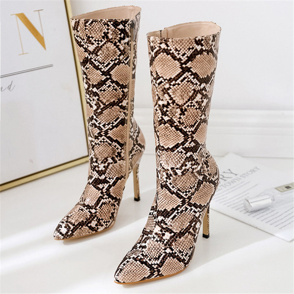 Актуални дамски ботуши заострен модел с висок ток