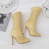 Модерни ботуши в жълт цвят и змийски десен