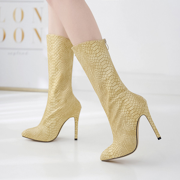 Модерни ботуши в жълт цвят и змийски десен