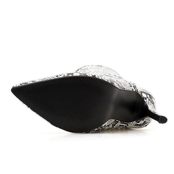 Стилни дамски ботуши с висок ток и змийски принт