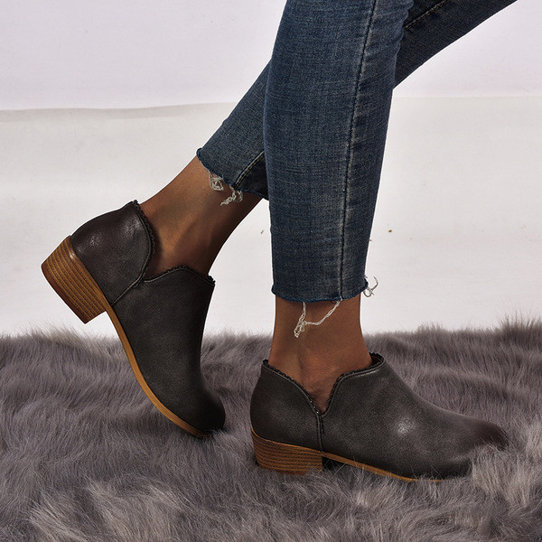 Дамски есенни боти с равна подметка - заострен модел